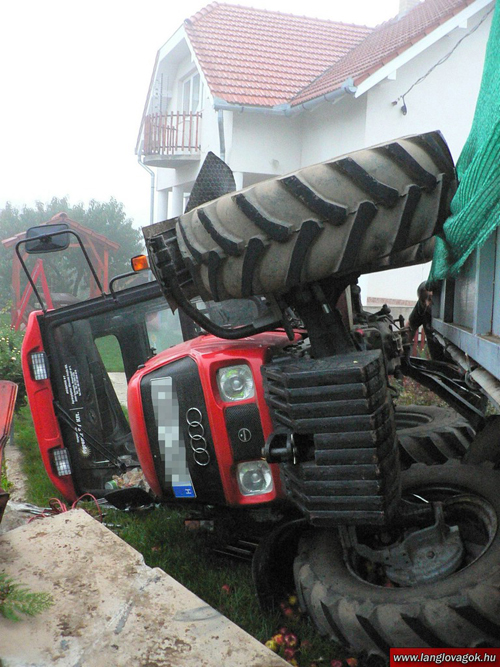 Traktor felborulva